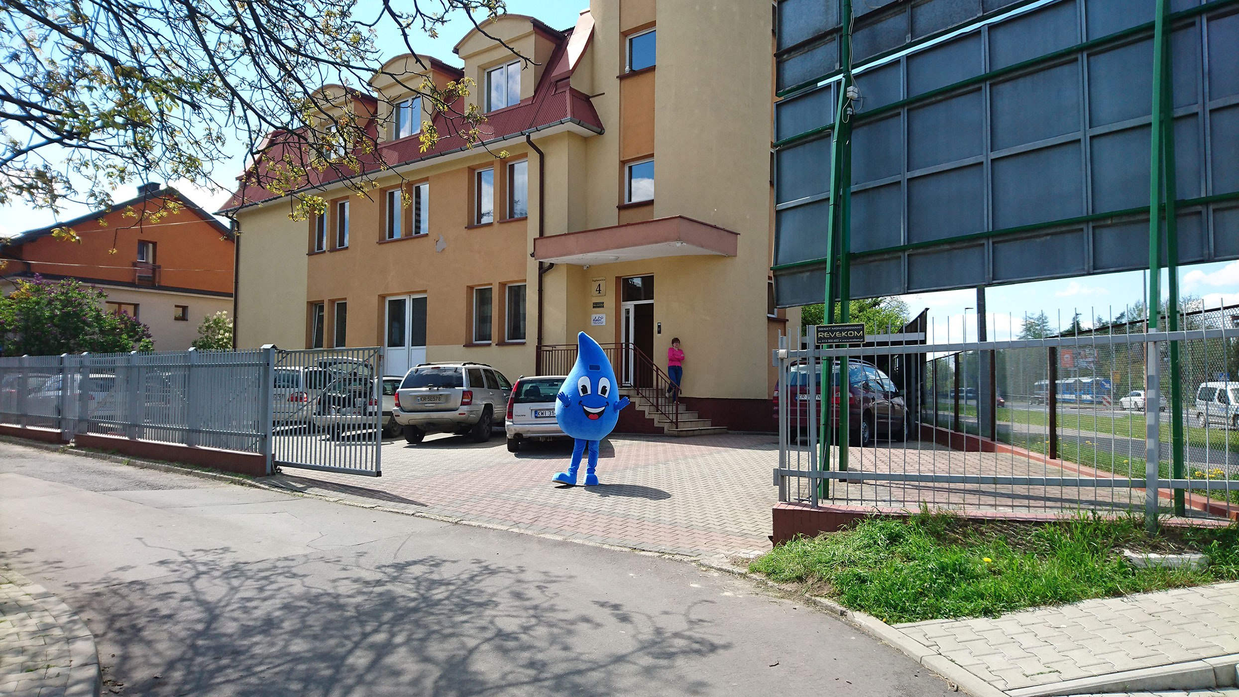 Kolejny dzień i stroje reklamowe maskotki Elabika. Może być ciekawie. Kropla